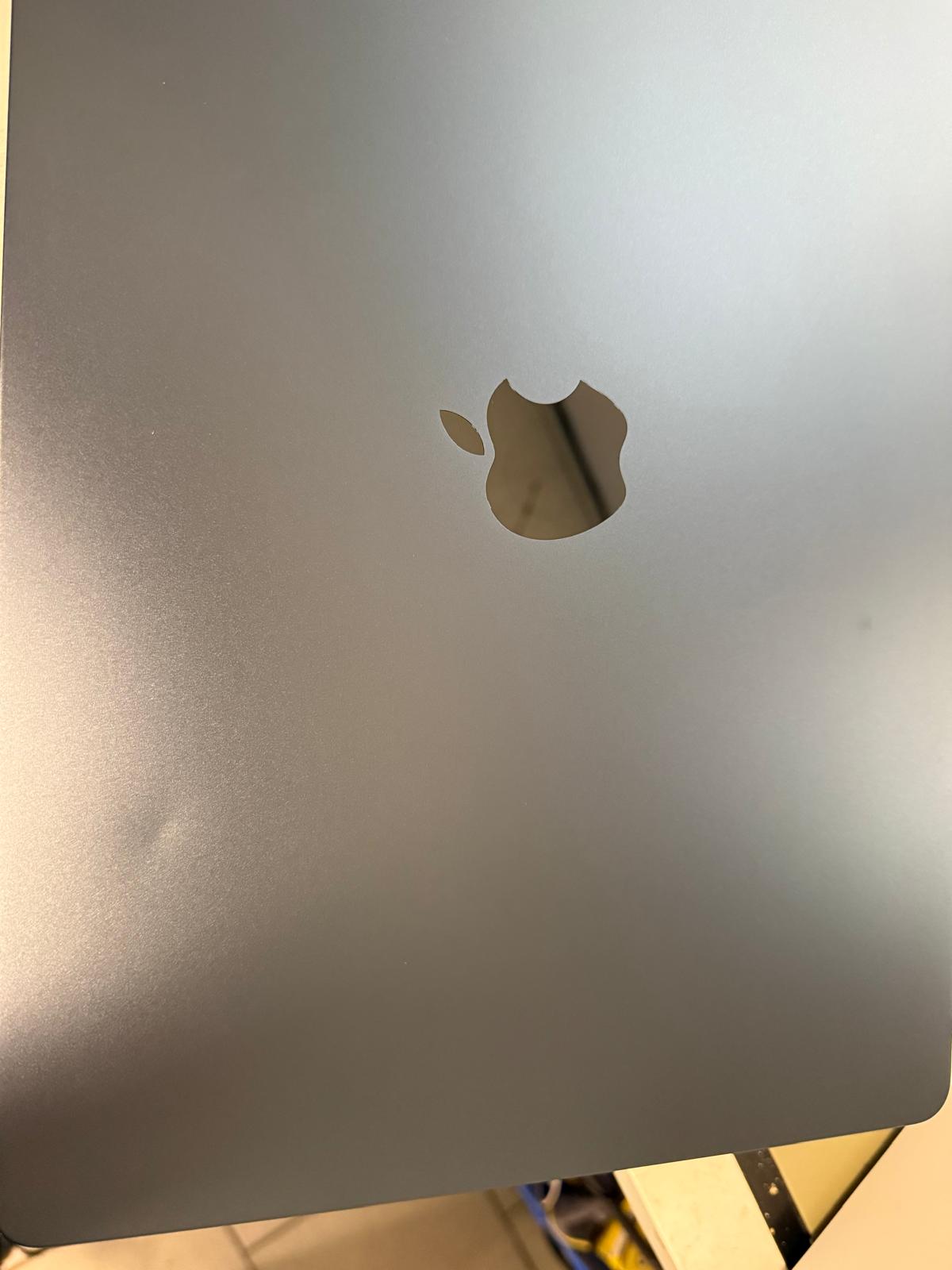 APPLE Macbook Air 2024 15" M3 8C 10C GPU/8GB/256GB/QWERTZ CH/Midnight MRYU3SM/A - Compridis
