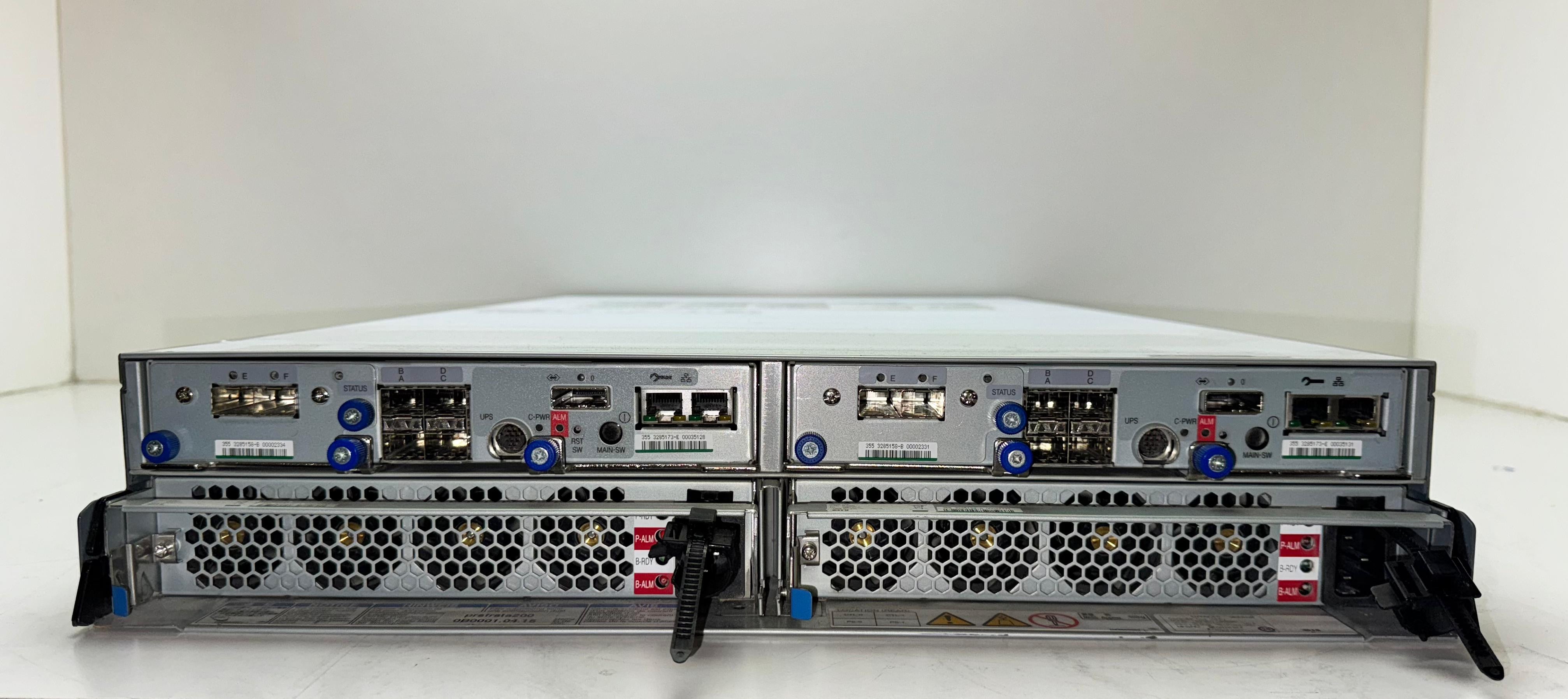 HITACHI Stockage sur disque dur 2X Contr 2X PSU 24X 1,2 To HD R0623-F0001-01